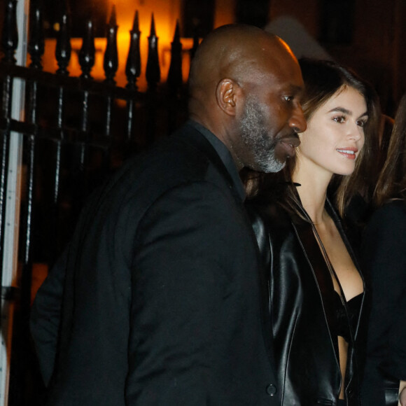 Cindy Crawford et sa fille Kaia Gerber ont participé au défilé Off-White™ Automne/hiver 2022/2023 au palais Brongniart à Paris, France, le 28 février 2022. © Veeren-Christophe Clovis / Bestimage