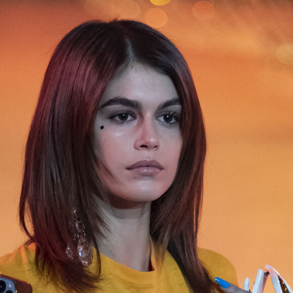 Kaia Gerber au défilé Off-White™ Automne/hiver 2022/2023 au Palais Brongniart à Paris, le 28 février 2022.