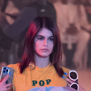 Kaia Gerber au défilé Off-White™ Automne/hiver 2022/2023 au Palais Brongniart à Paris, le 28 février 2022.