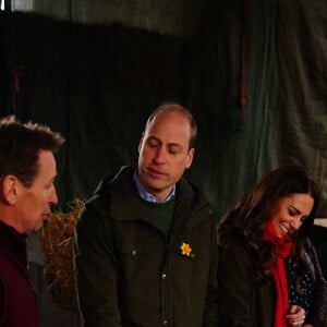 Le prince William, duc de Cambridge, et Catherine (Kate) Middleton, duchesse de Cambridge, lors d'une visite d'une ferme caprine à Pant Farm au Pays de Galles, Royaume Uni, le 1 mars 2022.