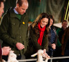 Le prince William, duc de Cambridge, et Catherine (Kate) Middleton, duchesse de Cambridge, lors d'une visite d'une ferme caprine à Pant Farm au Pays de Galles, Royaume Uni