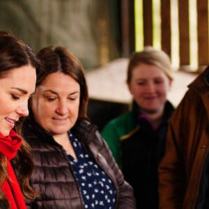 Catherine (Kate) Middleton, duchesse de Cambridge, lors d'une visite d'une ferme caprine à Pant Farm au Pays de Galles, Royaume Uni, le 1 mars 2022. Cette ferme fournit du lait à un producteur de fromage local depuis près de 20 ans.