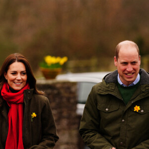 Le prince William, duc de Cambridge, et Catherine (Kate) Middleton, duchesse de Cambridge, lors d'une visite d'une ferme caprine à Pant Farm au Pays de Galles, Royaume Uni, le 1 mars 2022.