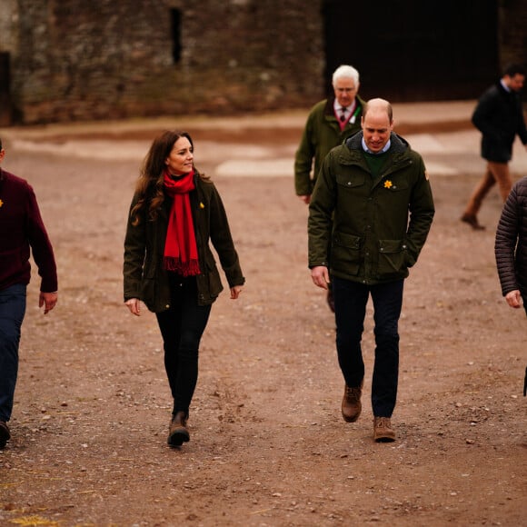 Le prince William, duc de Cambridge, et Catherine (Kate) Middleton, duchesse de Cambridge, lors d'une visite d'une ferme caprine à Pant Farm au Pays de Galles, Royaume Uni, le 1 mars 2022.