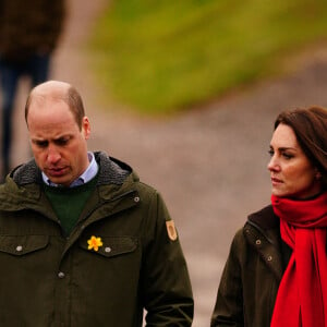 Le prince William, duc de Cambridge, et Catherine (Kate) Middleton, duchesse de Cambridge, lors d'une visite d'une ferme caprine à Pant Farm au Pays de Galles, Royaume Uni, le 1 mars 2022.