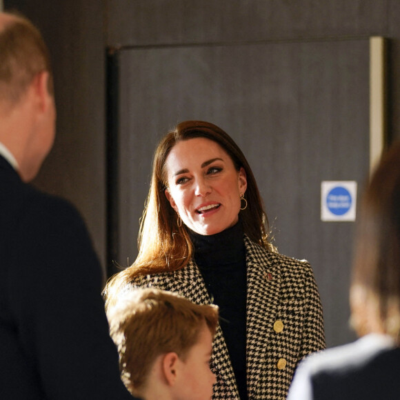 Le prince William, duc de Cambridge, et Catherine (Kate) Middleton, duchesse de Cambridge, accompagnés du prince George de Cambridge, viennent assister au match de rugby France - Ecosse (36-17) au stade Murrayfield à Edimbourg, le 26 février 2022.