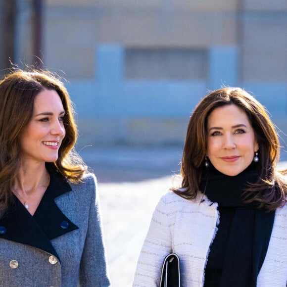 Catherine (Kate) Middleton, duchesse de Cambridge, est accueillie par la reine Margrethe II et la princesse héritière Mary du Danemark lors d'une audience au palais Christian IX, à Copenhague, au Danemark, le deuxième jour d'une visite de travail de deux jours avec le Royal Foundation Centre for Early Childhood. Copenhague, le 23 février 2022.