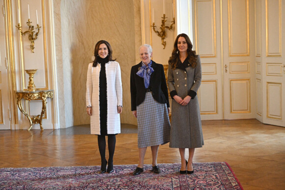 Catherine (Kate) Middleton, duchesse de Cambridge, est accueillie par la reine Margrethe II et la princesse héritière Mary du Danemark lors d'une audience au palais Christian IX, à Copenhague, au Danemark, le deuxième jour d'une visite de travail de deux jours avec le Royal Foundation Centre for Early Childhood. Copenhague, le 23 février 2022.