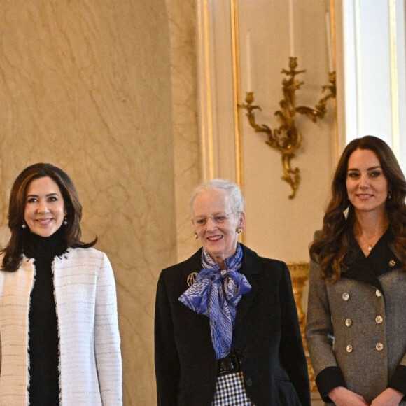 Catherine (Kate) Middleton, duchesse de Cambridge, est accueillie par la reine Margrethe II et la princesse héritière Mary du Danemark lors d'une audience au palais Christian IX, à Copenhague, au Danemark, le deuxième jour d'une visite de travail de deux jours avec le Royal Foundation Centre for Early Childhood. Copenhague, le 23 février 2022.