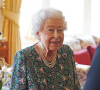 La reine Elisabeth II d'Angleterre en audience au château de Windsor.