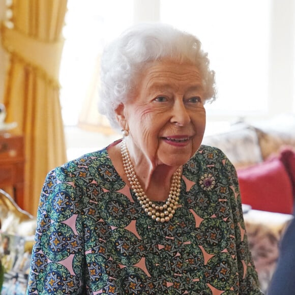 La reine Elisabeth II d'Angleterre en audience au château de Windsor.