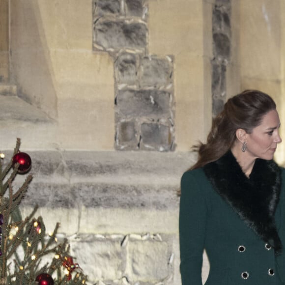 Catherine Kate Middleton, duchesse de Cambridge, le prince William, duc de Cambridge, la reine Elisabeth II d'Angleterre - La famille royale se réunit devant le chateau de Windsor pour remercier les membres de l'Armée du Salut et tous les bénévoles qui apportent leur soutien pendant l'épidémie de coronavirus (COVID-19) et à Noël le 8 décembre 2020.