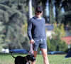 Exclusif - L'acteur américain de 41 ans, Chris Pine et sa compagne Annabelle Wallis se promènent avec leurs chiens à Los Angeles, le 7 novembre 2021.
