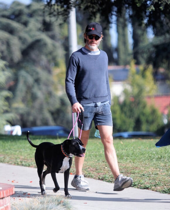 Exclusif - L'acteur américain de 41 ans, Chris Pine et sa compagne Annabelle Wallis se promènent avec leurs chiens à Los Angeles, le 7 novembre 2021.