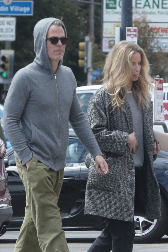 Chris Pine et sa compagne Annabelle Wallis à la sortie du supermarché Gelson's avec des emplettes à Los Angeles le 24 mars 2020. Les Etats-Unis sont confinés (stay-at-home) pendant l'épidémie de Coronavirus (COVID-19)
