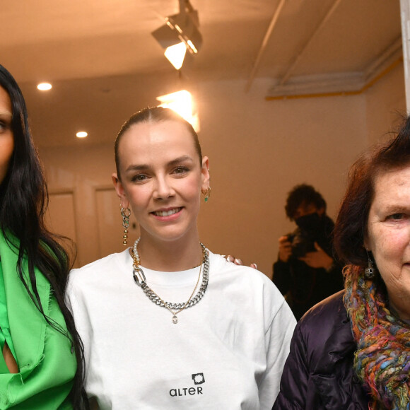 Pauline Ducruet discute avec la journaliste Suzy Menkes dans les coulisses du défilé Alter, collection automne-hiver 2022/2023, lors de la Fashion Week de Paris. Le 1er mars 2022. © Veeren/Bestimage