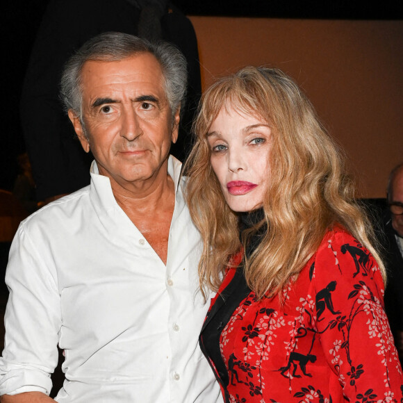 Bernard-Henri Lévy et Arielle Dombasle - Les personnalités assistent au meeting de solidarité "SOS Ukraine" de Bernard-Henri Lévy (BHL) au théâtre Antoine à Paris © Coadic Guirec / Bestimage 