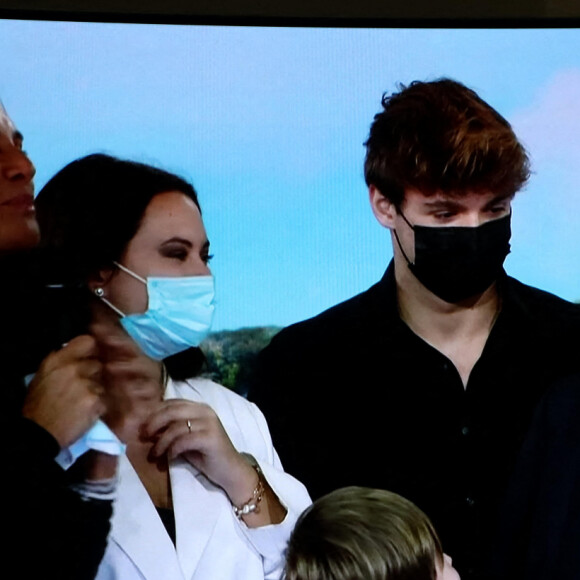 Sa famille, sa femme Nathalie Marquay, leur fils Tom Pernaut, Lou Pernaut et son petit Fils Léo - Dernier JT de Jean-Pierre Pernaut sur TF1 aprés 33 ans de présentation. Paris, le 18 Décembre 2020. © Dominique Jacovides / Bestimage