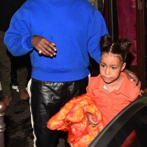 Kanye West, Kim Kardashian et sa soeur Kourtney emmènent leurs filles North West et Penelope Disick, faire un tour de carrousel au pied de la tour Eiffel après un dîner au restaurant "Ferdi". Pour l'occasion ils ont réservé le carrousel pendant 30 minutes pour la somme de 3000 euros. Ils en ont également profité pour acheter des souvenirs à l'effigie de la tour Eiffel. Paris, le 1er mars 2020. 