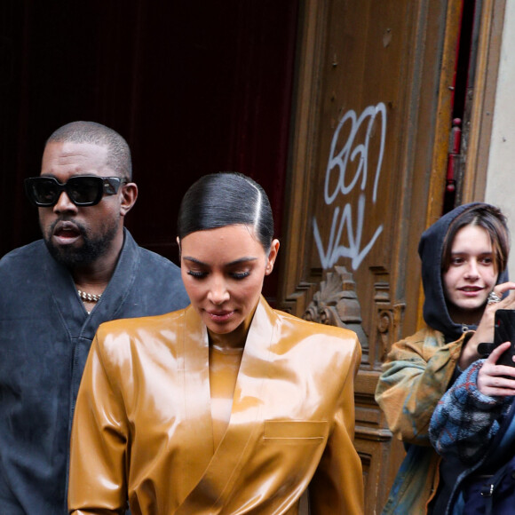 Kanye West et sa femme Kim Kardashian à la sortie du Théâtre des Bouffes du Nord après le "Sunday Service" à Paris, le 1er mars 2020. 
