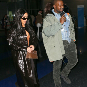 Kim Kardashian et son mari Kanye West arrivent à l'aéroport de New York (JFK), le 5 février 2020. 