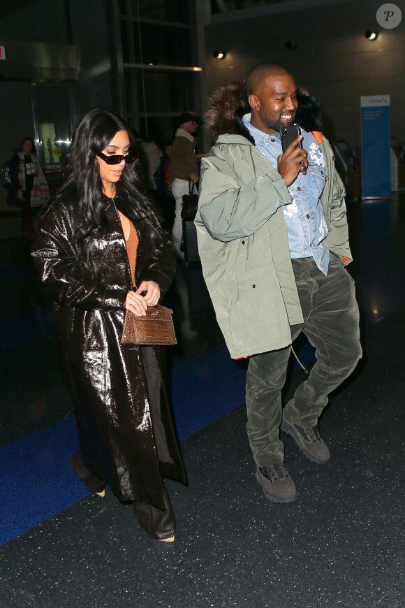 Kim Kardashian et son mari Kanye West arrivent à l'aéroport de New York (JFK), le 5 février 2020. 