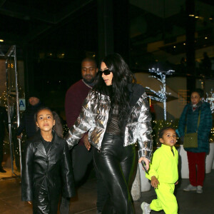 Kim Kardashian, son mari Kanye West et leurs enfants North et Saint - La famille Kardashian West l'hôtel Ritz-Carlton après avoir dîné dans le restaurant Milos à New York, le 21 décembre 2019. 