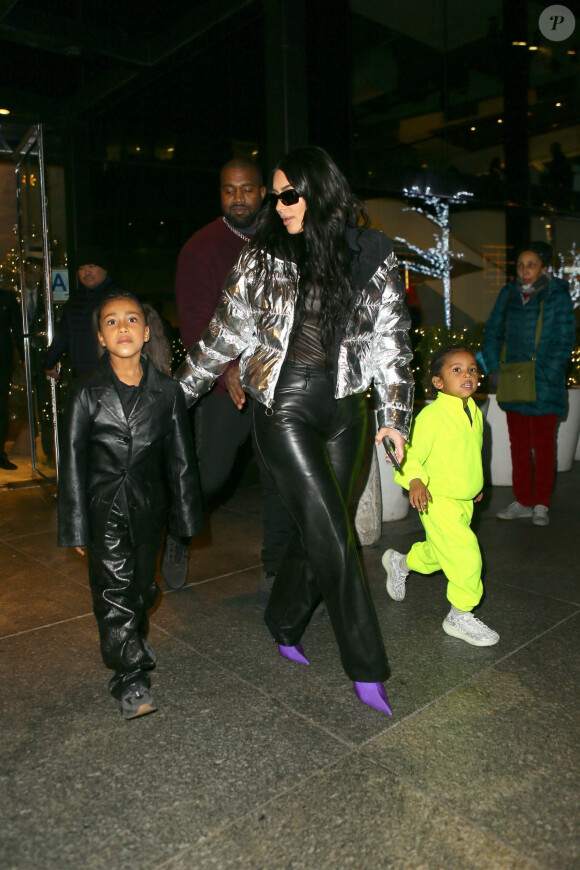 Kim Kardashian, son mari Kanye West et leurs enfants North et Saint - La famille Kardashian West l'hôtel Ritz-Carlton après avoir dîné dans le restaurant Milos à New York, le 21 décembre 2019. 