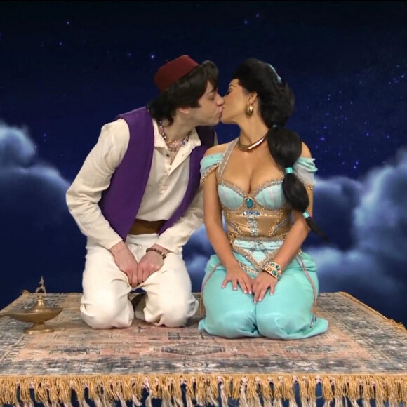 Kim Kardashian et Pete Davidson s'embrassent dans une parodie d'Aladdin dans l'émission "Saturday Night Live". New York. Le 30 octobre 2021.