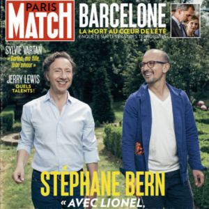 Stéphane Bern et son compagnon Lionel en couverture du magazine "Paris Match", en kiosques le 23 août 2017.