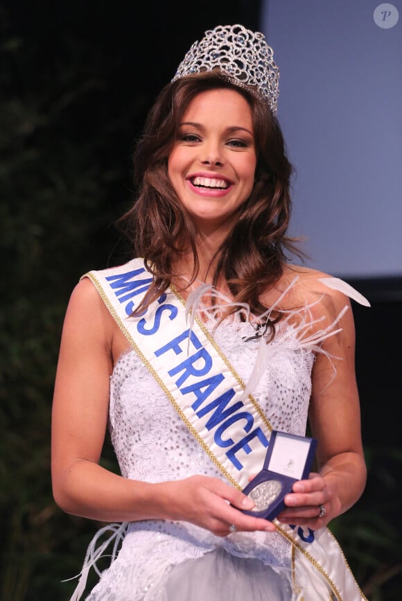 Marine Lorphelin, Miss France 2013, de retour dans sa ville natale, Charnay-les-Macon en Bourgogne. Décembre 2012.