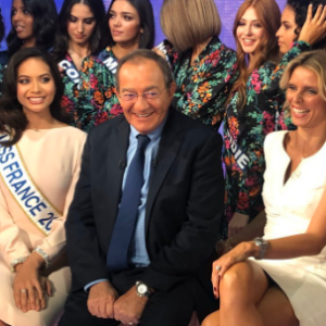 Jean-Pierre Pernaut entouré des candidates au titre de Miss France sur le plateau de TF1