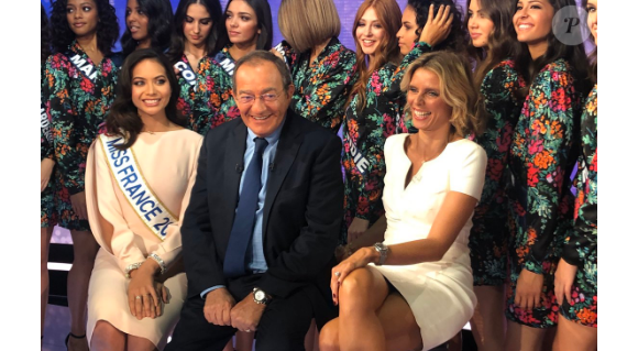 Jean-Pierre Pernaut entouré des candidates au titre de Miss France sur le plateau de TF1