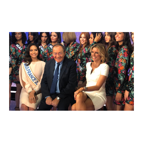 Jean-Pierre Pernaut entouré des candidates au titre de Miss France sur le plateau de TF1