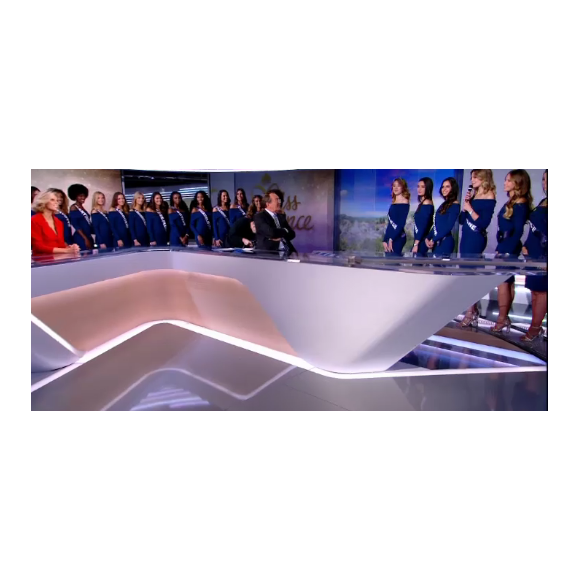 Jean-Pierre Pernaut entouré des candidates au titre de Miss France sur le plateau de TF1