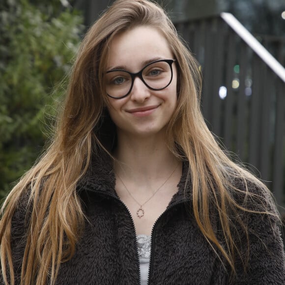 Emma Smet - Arrivées des invités à l'enregistrement de l'émission "Vivement Dimanche Prochain" au Studio Gabriel à Paris le 2 mars 2022. L'émission sera diffusée le 6 mars 2022.
