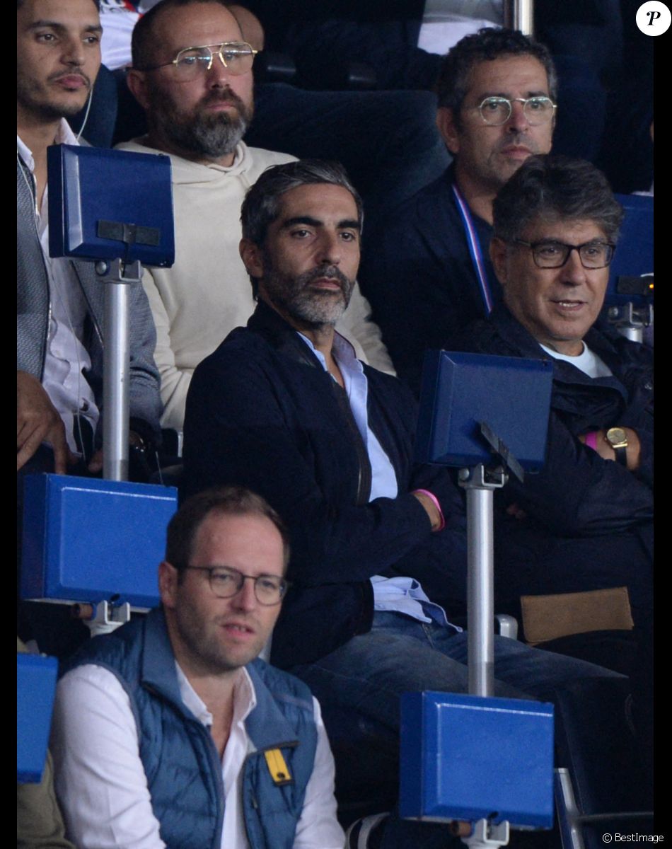 Ary Abittan avec son père - People en tribunes du match de football en ligue 1 Uber Eats : Le PSG (Paris Saint-Germain) remporte la victoire 2-1 contre Lyon au Parc des Princes à Paris le 19 septembre 2021.