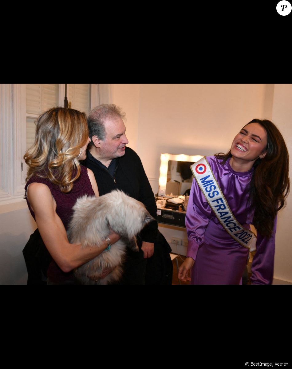 Exclusif - Raphaël Mezrahi, Diane Leyre (Miss France 2022) et Laetitia Barlerin - - Raphaël Mezrahi, Diane Leyre (Miss France 2022) et Laëtitia Barlerin dans les coulisses de l'enregistrement de l'émission "Animaux stars" présentée par Bernard Montiel sur la chaîne Animaux TV, le 16 février 2022. © Veeren / Bestimage