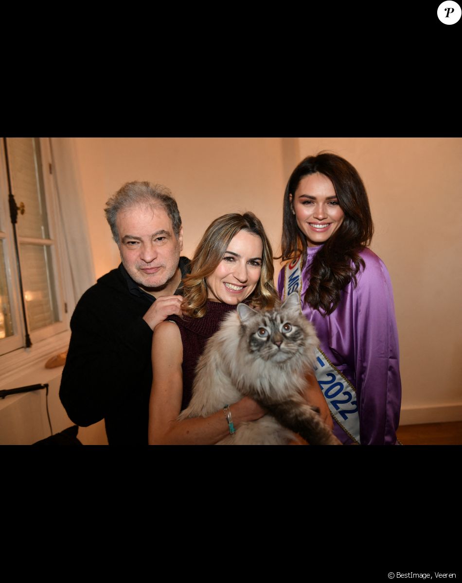 Exclusif - Raphaël Mezrahi, Diane Leyre (Miss France 2022) et Laetitia Barlerin - - Raphaël Mezrahi, Diane Leyre (Miss France 2022) et Laëtitia Barlerin dans les coulisses de l'enregistrement de l'émission "Animaux stars" présentée par Bernard Montiel sur la chaîne Animaux TV, le 16 février 2022. © Veeren / Bestimage