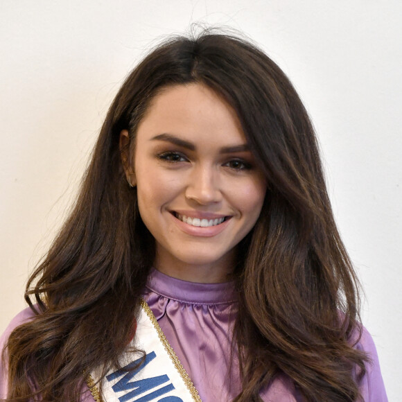 Exclusif - Diane Leyre (Miss France 2022) - - Raphaël Mezrahi, Diane Leyre (Miss France 2022) et Laëtitia Barlerin dans les coulisses de l'enregistrement de l'émission "Animaux stars" présentée par Bernard Montiel sur la chaîne Animaux TV, le 16 février 2022. © Veeren / Bestimage