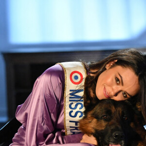 Diane Leyre (Miss France 2022) - Diane Leyre (Miss France 2022) et Laëtitia Barlerin lors de l'enregistrement de l'émission "Animaux stars" présentée par Bernard Montiel sur la chaîne Animaux TV et diffusée le 5 mars 2022 à 17 h 30. Le 16 février 2022. © Veeren / Bestimage