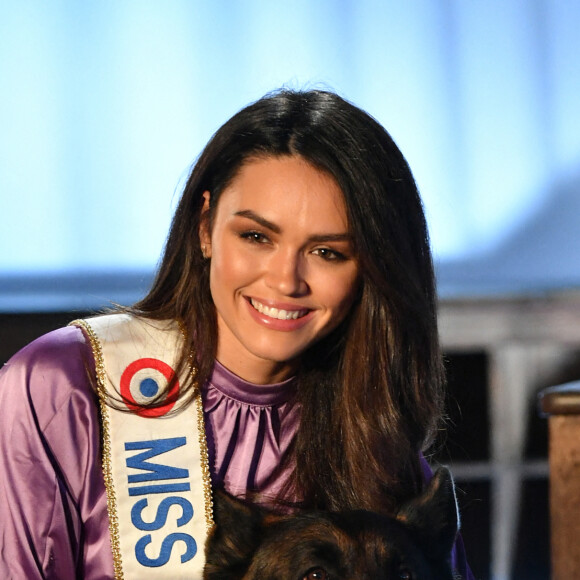 Diane Leyre (Miss France 2022) - Diane Leyre (Miss France 2022) et Laëtitia Barlerin lors de l'enregistrement de l'émission "Animaux stars" présentée par Bernard Montiel sur la chaîne Animaux TV et diffusée le 5 mars 2022 à 17 h 30. Le 16 février 2022. © Veeren / Bestimage