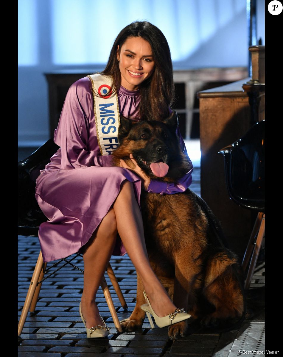 Diane Leyre (Miss France 2022) - Diane Leyre (Miss France 2022) et Laëtitia Barlerin lors de l'enregistrement de l'émission "Animaux stars" présentée par Bernard Montiel sur la chaîne Animaux TV et diffusée le 5 mars 2022 à 17 h 30. Le 16 février 2022. © Veeren / Bestimage
