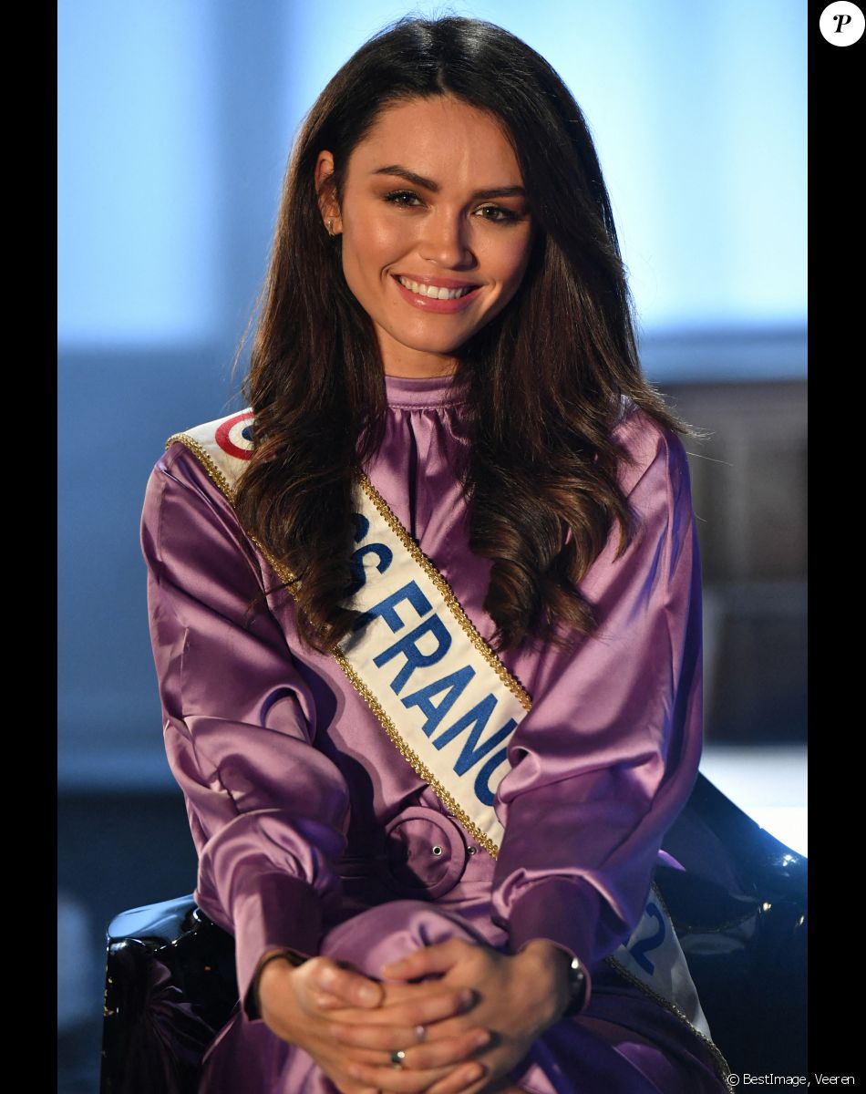 Diane Leyre (Miss France 2022) - Diane Leyre (Miss France 2022) et Laëtitia Barlerin lors de l'enregistrement de l'émission "Animaux stars" présentée par Bernard Montiel sur la chaîne Animaux TV et diffusée le 5 mars 2022 à 17 h 30. Le 16 février 2022. © Veeren / Bestimage