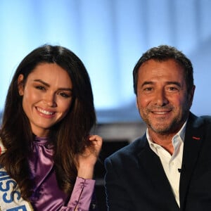 Diane Leyre (Miss France 2022) et Bernard Montiel - Diane Leyre (Miss France 2022) et Laëtitia Barlerin lors de l'enregistrement de l'émission "Animaux stars" présentée par Bernard Montiel sur la chaîne Animaux TV et diffusée le 5 mars 2022 à 17 h 30. Le 16 février 2022. © Veeren / Bestimage