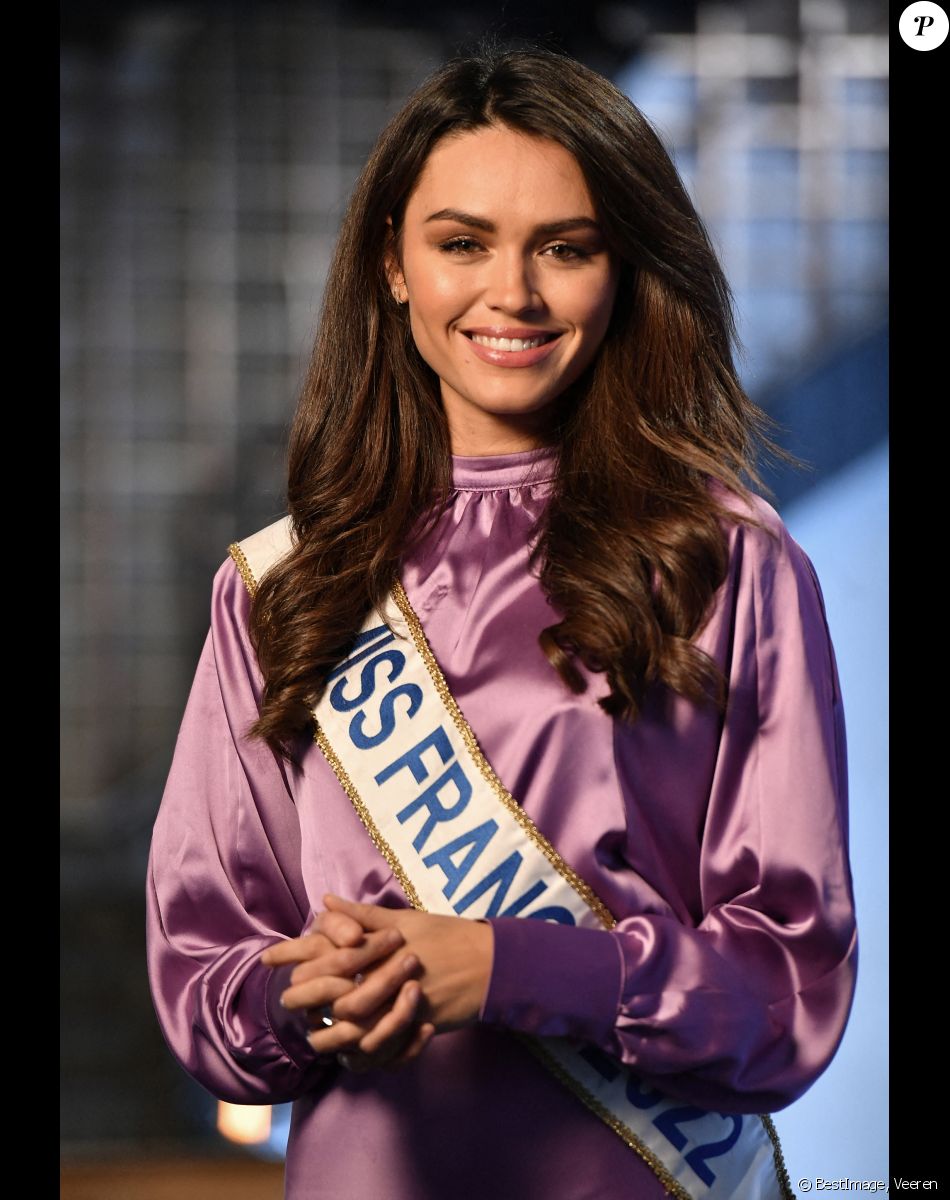 Diane Leyre (Miss France 2022) - Diane Leyre (Miss France 2022) et Laëtitia Barlerin lors de l'enregistrement de l'émission "Animaux stars" présentée par Bernard Montiel sur la chaîne Animaux TV et diffusée le 5 mars 2022 à 17 h 30. Le 16 février 2022. © Veeren / Bestimage
