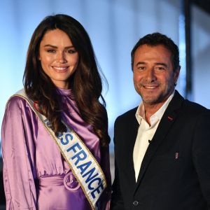 Diane Leyre (Miss France 2022) et Bernard Montiel - Diane Leyre (Miss France 2022) et Laëtitia Barlerin lors de l'enregistrement de l'émission "Animaux stars" présentée par Bernard Montiel sur la chaîne Animaux TV et diffusée le 5 mars 2022 à 17 h 30. Le 16 février 2022. © Veeren / Bestimage