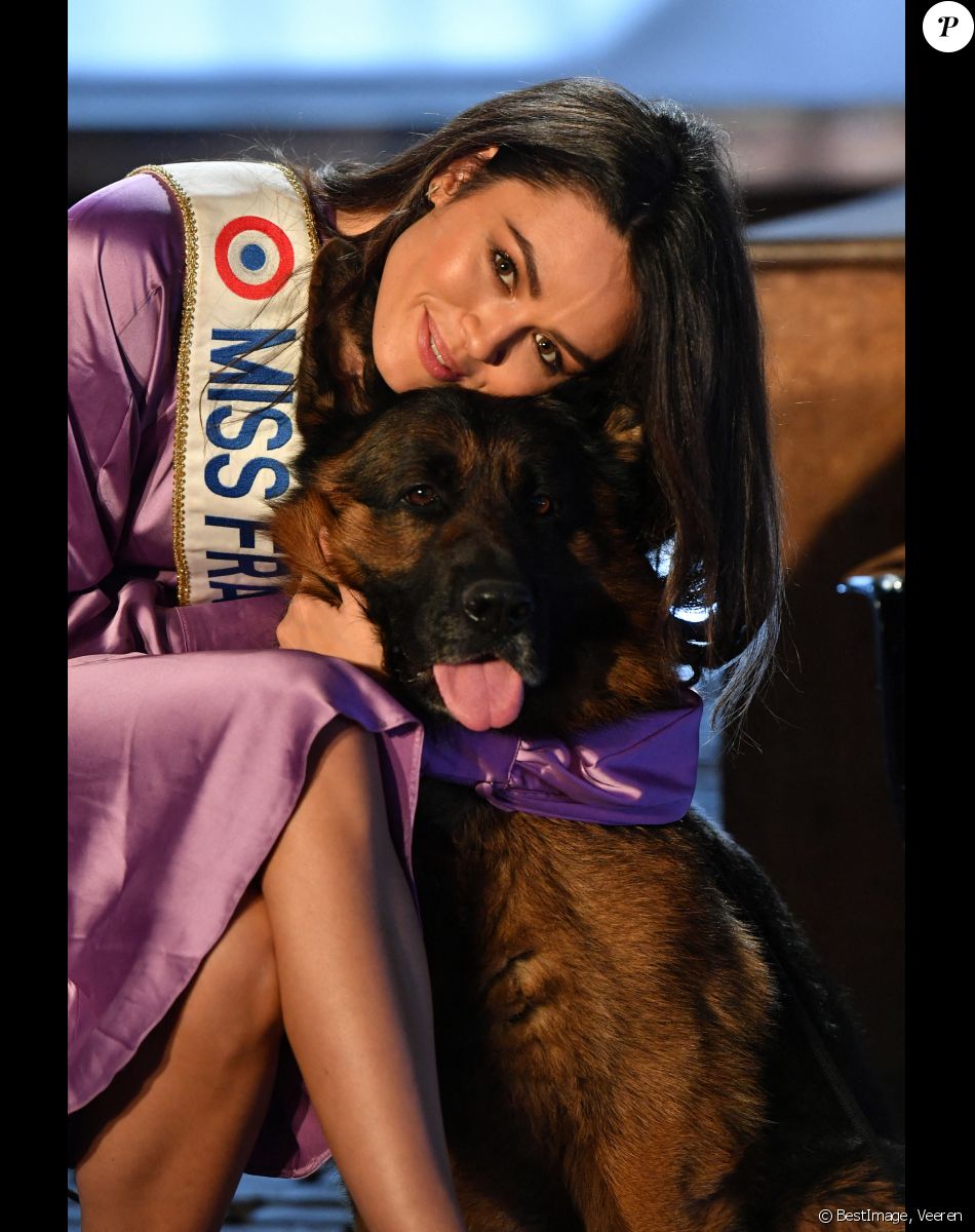 Diane Leyre (Miss France 2022) - Diane Leyre (Miss France 2022) lors de l'enregistrement de l'émission "Animaux stars" présentée par Bernard Montiel sur la chaîne Animaux TV. © Veeren / Bestimage