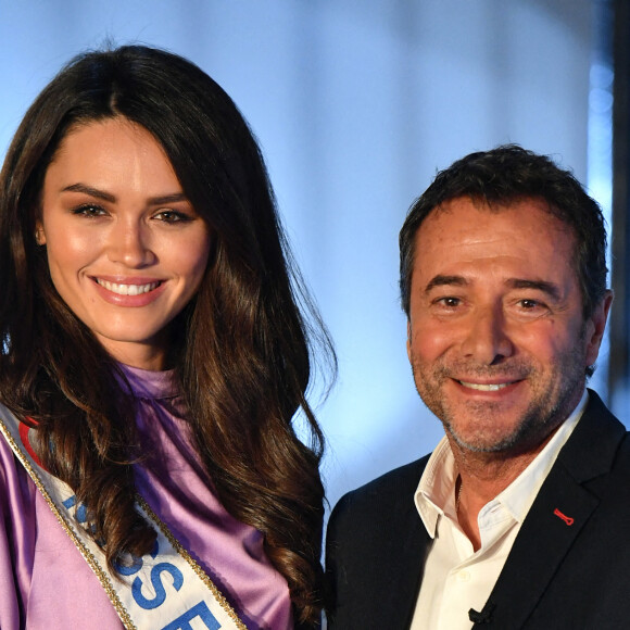 Diane Leyre (Miss France 2022) et Bernard Montiel - Diane Leyre (Miss France 2022) et Laëtitia Barlerin lors de l'enregistrement de l'émission "Animaux stars" présentée par Bernard Montiel sur la chaîne Animaux TV et diffusée le 5 mars 2022 à 17 h 30. Le 16 février 2022. © Veeren / Bestimage