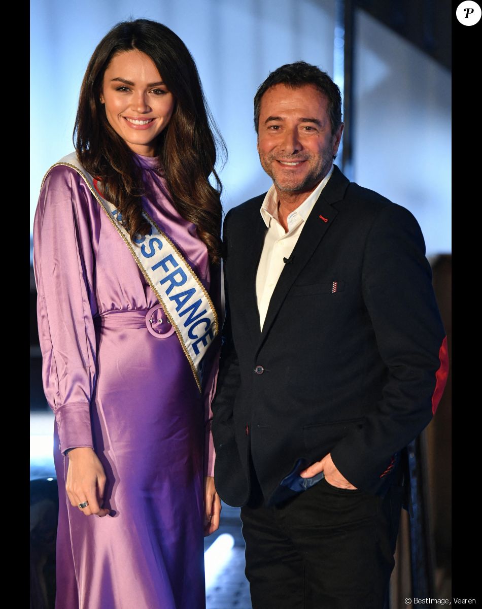 Diane Leyre (Miss France 2022) et Bernard Montiel - Diane Leyre (Miss France 2022) et Laëtitia Barlerin lors de l'enregistrement de l'émission "Animaux stars" présentée par Bernard Montiel sur la chaîne Animaux TV et diffusée le 5 mars 2022 à 17 h 30. Le 16 février 2022. © Veeren / Bestimage
